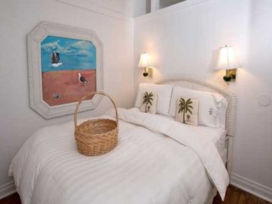 ONE BEDROOM BEACH  CONDO One Level Walk steps to Gulf Water